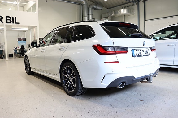 BMW 320d 4 of 5