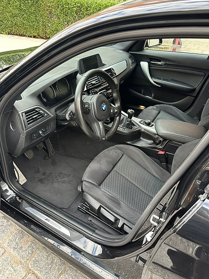 BMW 118i 4 of 5