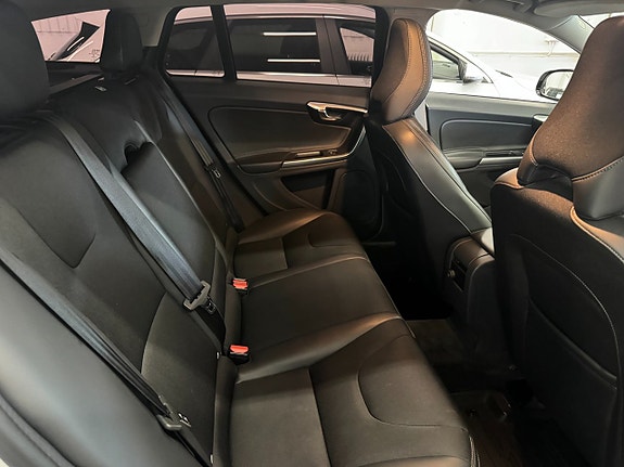 Volvo V60 Cross Country 18 of 26