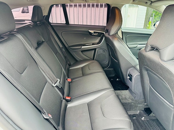Volvo V60 Cross Country 6 of 26