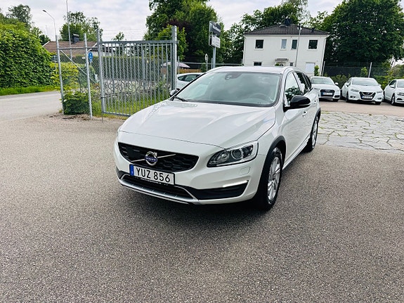 Volvo V60 Cross Country 2 of 5
