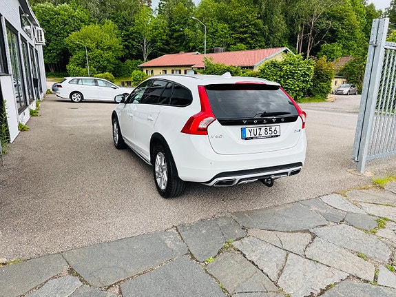 Volvo V60 Cross Country 4 of 5