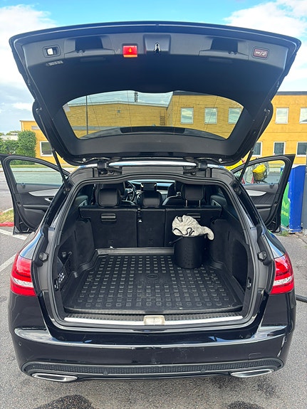 Mercedes-Benz C220 10 of 12