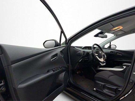 Toyota Prius 9 of 30