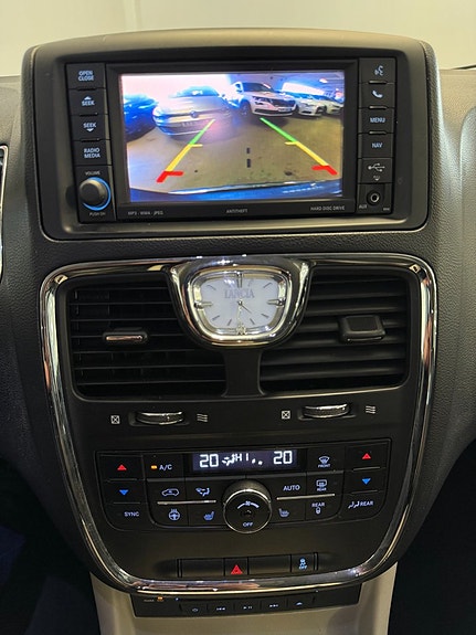 Lancia Voyager 18 of 23