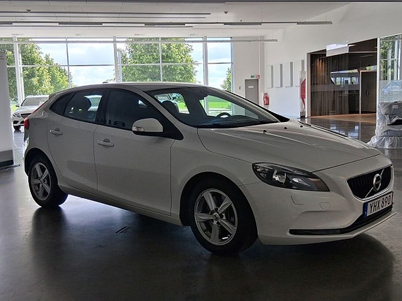 Volvo V40 2 of 10