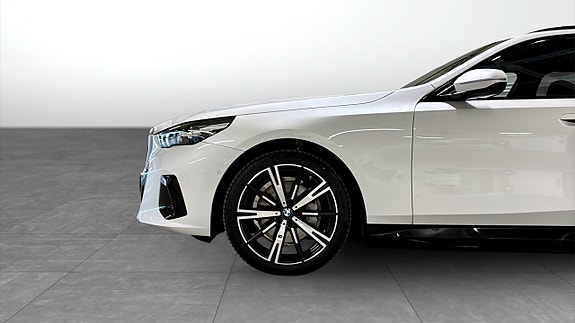 BMW i5 9 of 9