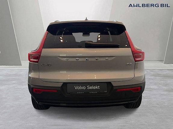 Volvo XC40 4 of 5
