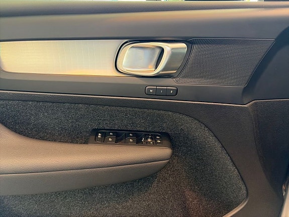 Volvo XC40 15 of 19