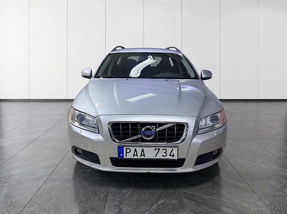 Volvo V70 2 of 15