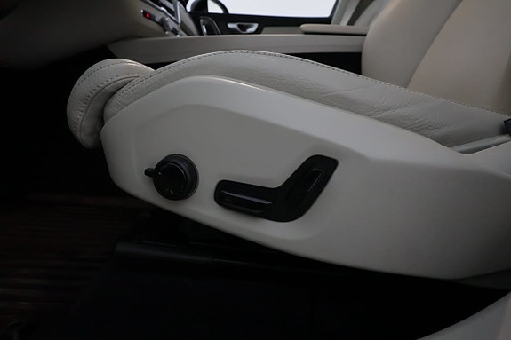 Volvo XC60 13 of 25