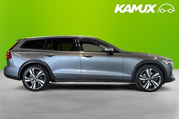 Volvo V60 Cross Country 2 of 5