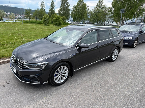 Volkswagen Passat 2 of 5