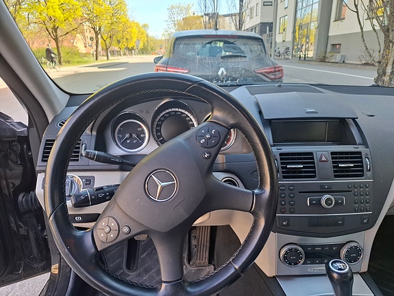 Mercedes-Benz C180 3 of 5
