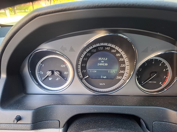 Mercedes-Benz C180 2 of 5
