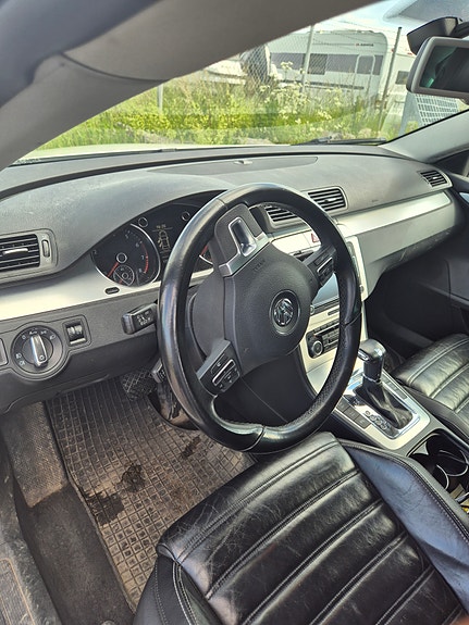 Volkswagen Passat CC 3 of 5
