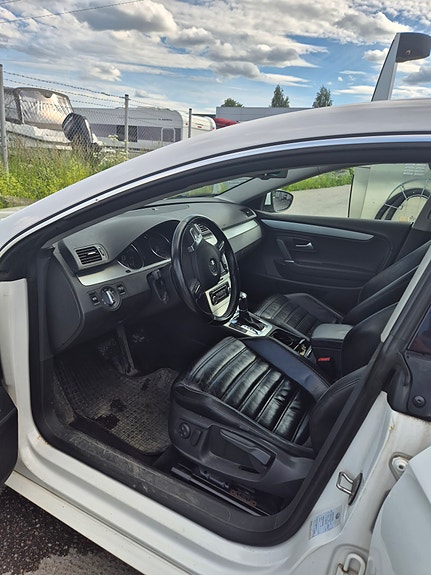 Volkswagen Passat CC 2 of 5