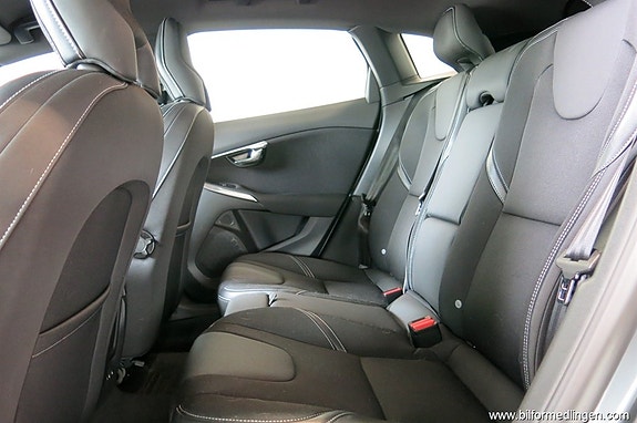 Volvo V40 11 of 12