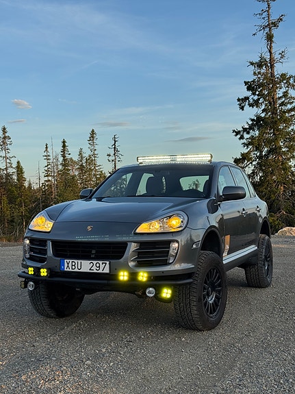 Porsche Cayenne S 2 of 5