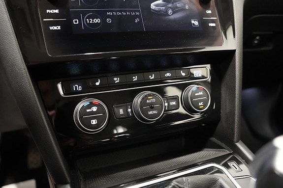 Volkswagen Passat 14 of 23