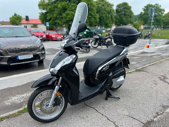 Honda SH300 3 of 4