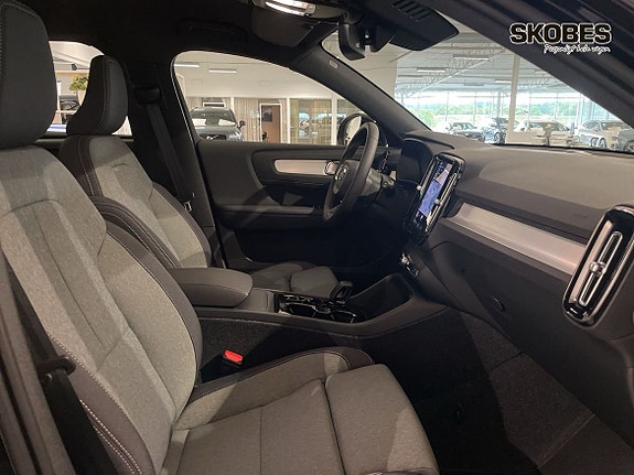 Volvo XC40 10 of 17