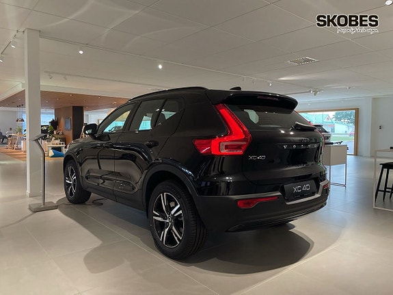 Volvo XC40 4 of 17