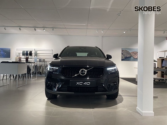 Volvo XC40 2 of 17