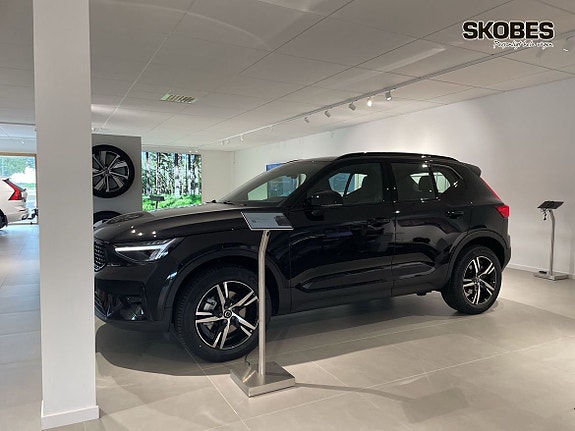 Volvo XC40 3 of 17