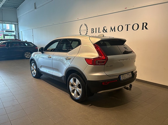 Volvo XC40 2 of 5