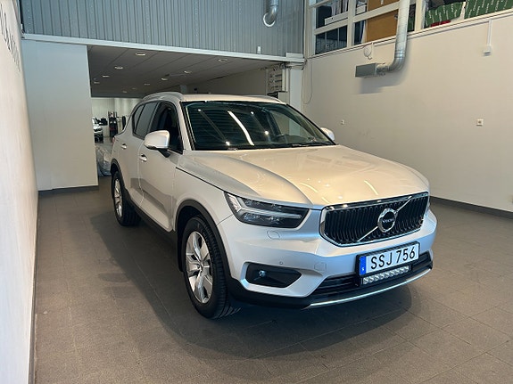 Volvo XC40 4 of 5
