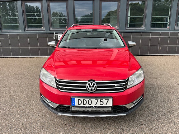 Volkswagen Passat Alltrack 2 of 5