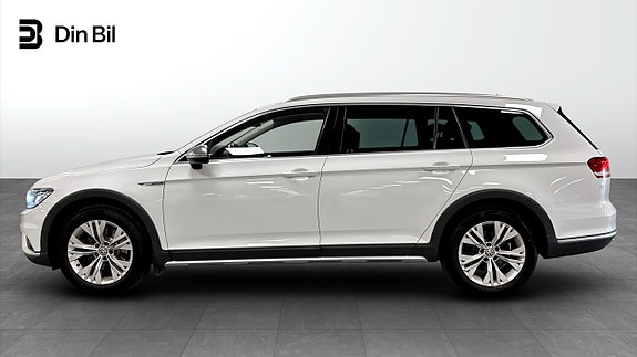 Volkswagen Passat Alltrack 2 of 5