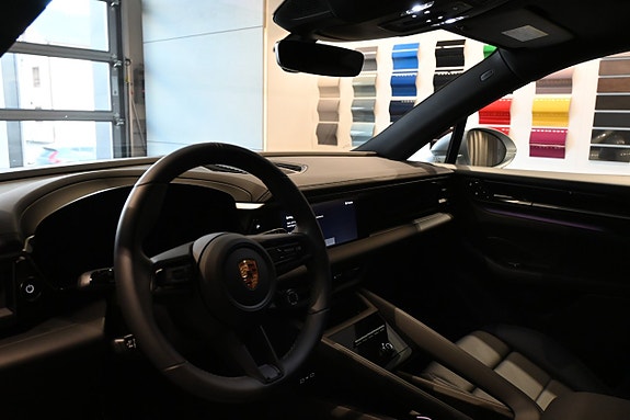 Porsche Macan 4 10 of 19