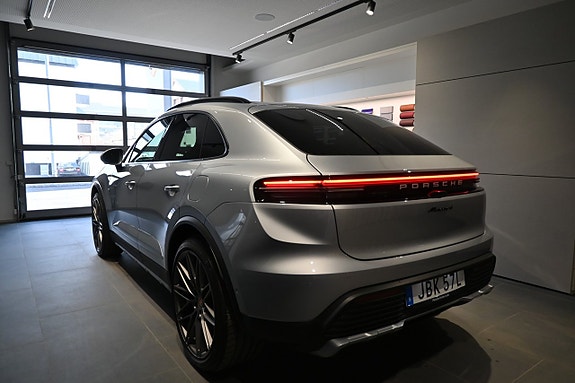 Porsche Macan 4 4 of 5