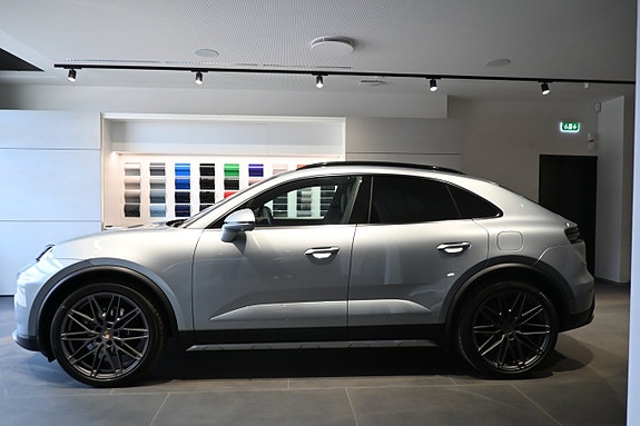 Porsche Macan 4 3 of 5
