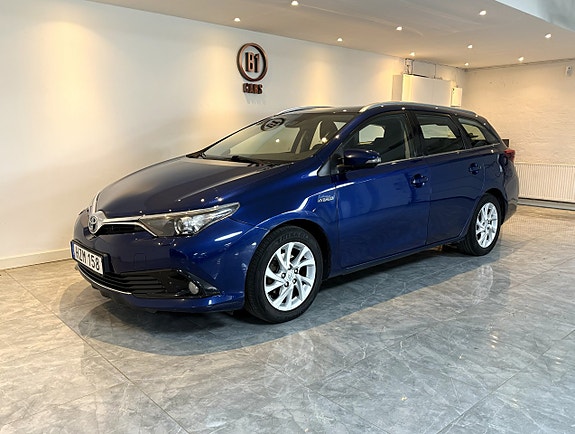 Toyota Auris 2 of 5