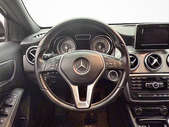 Mercedes-Benz GLA200 12 of 30