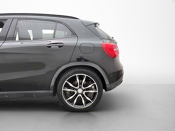 Mercedes-Benz GLA200 30 of 30