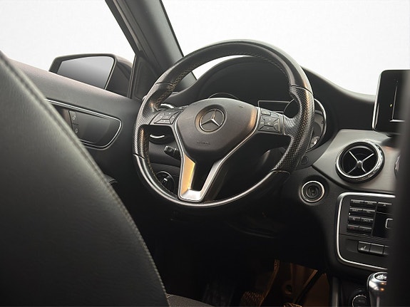 Mercedes-Benz GLA200 25 of 30
