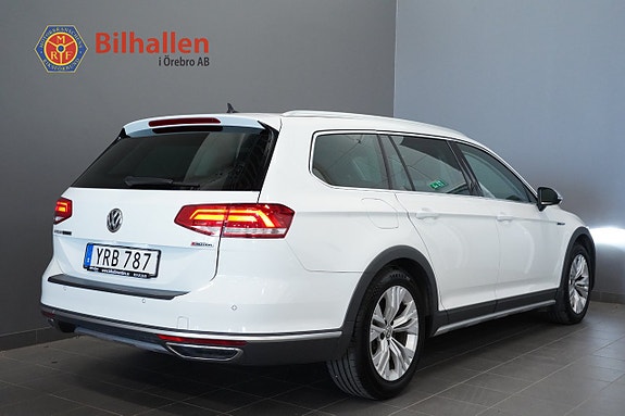 Volkswagen Passat Alltrack 2 of 5