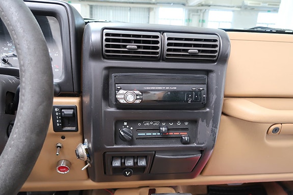 Jeep Wrangler 10 of 12