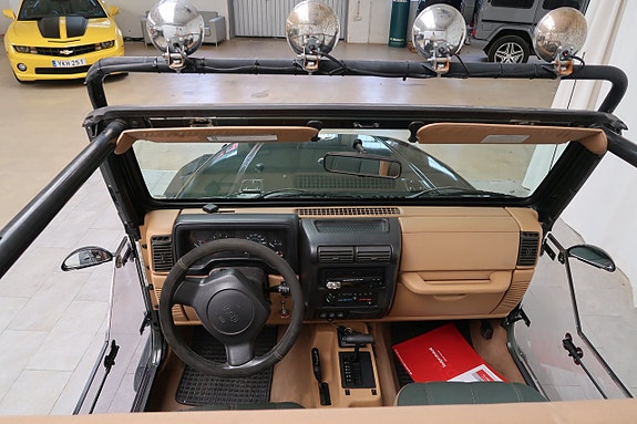 Jeep Wrangler 4 of 12