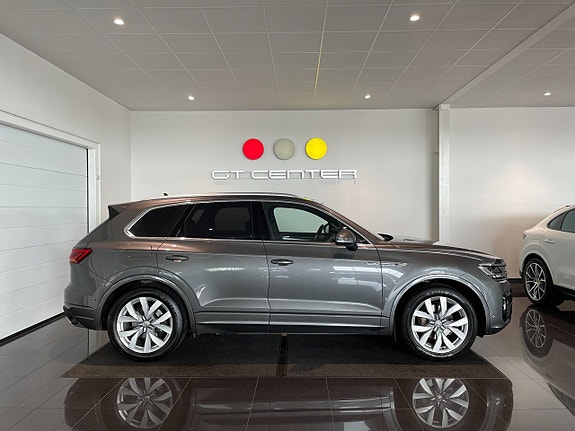 Volkswagen Touareg 2 of 5