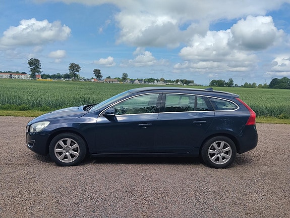 Volvo V60 2 of 5