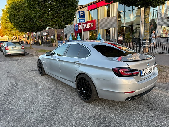 BMW 523i 3 of 5