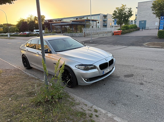 BMW 523i 2 of 5