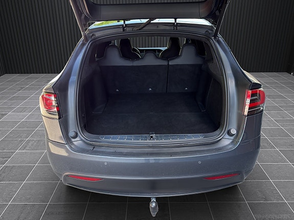 Tesla Model X 9 of 21