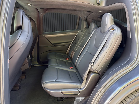 Tesla Model X 14 of 21