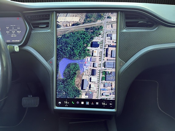 Tesla Model X 18 of 21